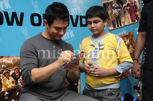 Aamir Khan signing autographs at Landmark
