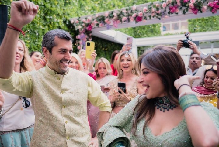 Photos : Kanika Kapoor-Gautam Wedding :  कनिका कपूर और गौतम के घर बजी शहनाइयां, प्री वेडिंग तस्वीरें में लग रही हैं कमाल कनिका