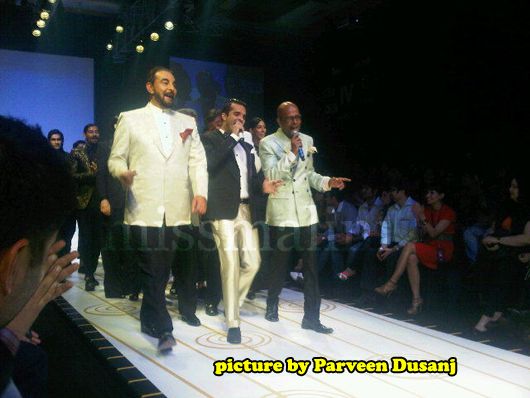 Kabir Bedi walks the ramp for Narendra Kumar (who is on the extreme left)