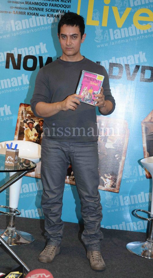 Aamir Khan Celebrates Diwali with Peepli Live!