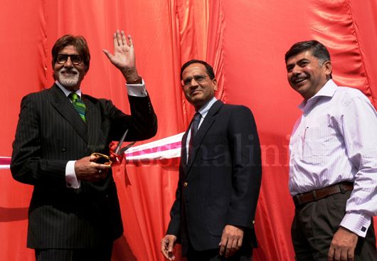 Amitabh Bachchan, Mr. Debendranath Sarangi, Chairman, TIDCO and Mr. Bhaskar Bhat, MD, Titan Industries