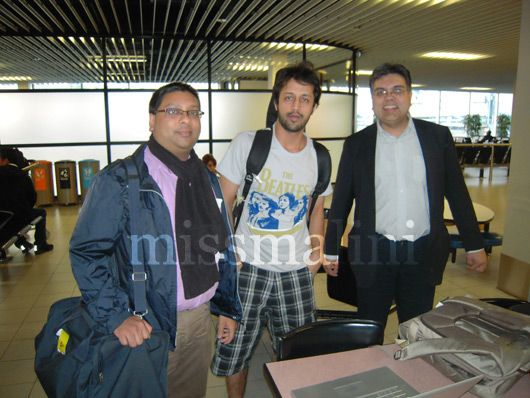 Atif Aslam posing with fans at Amsterdam airport