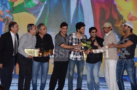 Cast and Crew of Double Dhamaal receive a Videocon D2H from Mr. Khera