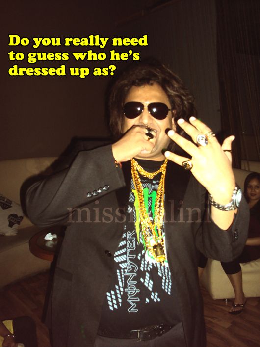 A guest dressed as Bappi Lahiri