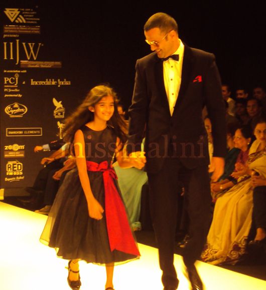 Actor Rohit Roy walks with his daughter for the BETI show
