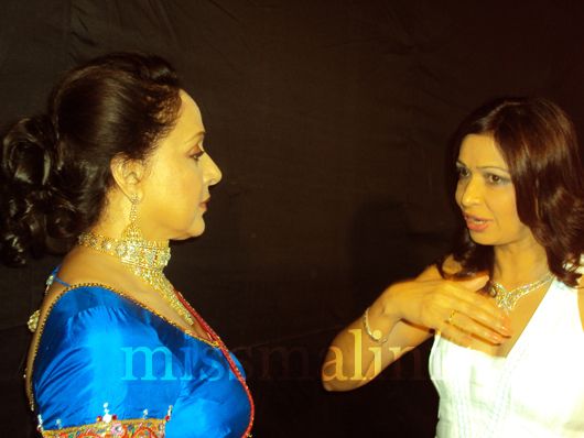 Show Director Achla Sachdev tells Hema Malini exactly how to pose on the ramp