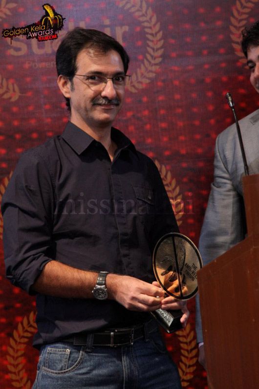 Habib Faisal receiving his anti-kela trophy