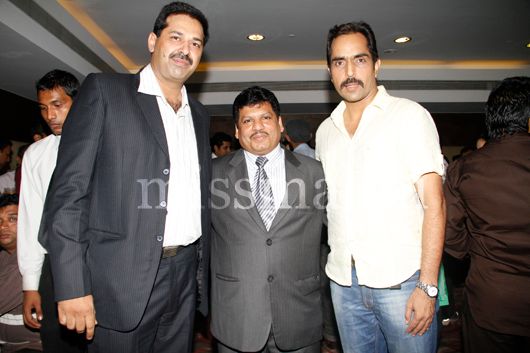 Hosts Vijay, Mohammad Javed Ibrahim with Vishwajeet Pradhan