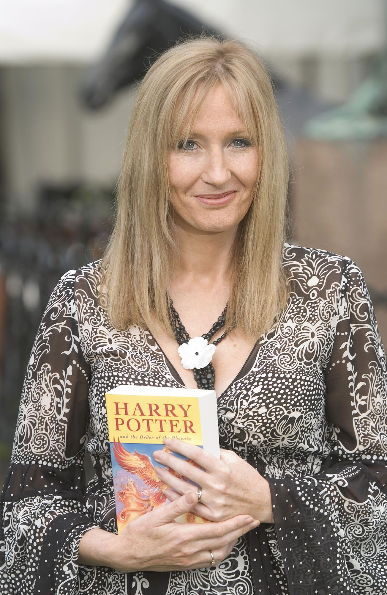 J.K.Rowling Previews Mysterious Pottermore Website