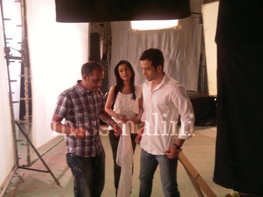 Director Manasvi explaining the shot to Amrita Rao and Tusshar Kapoor