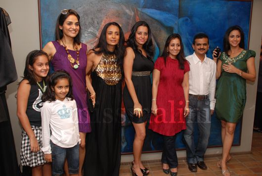 Madhoo with her 2 kids, Suchitra Pillai, Gayatri Khanna, falguni & Sushil and Gautami Kapoor