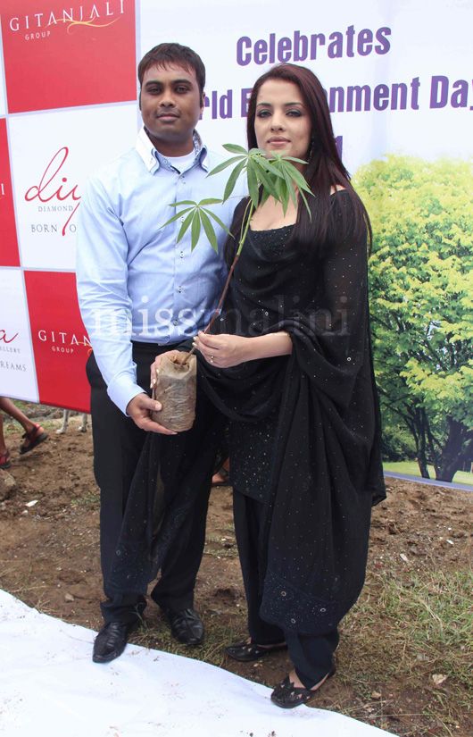 Mr. Niyat Parekh (Brand Head- Gitanjali) & Celina Jaitley at “Plant a Tree” initiative by Diya Diamonds