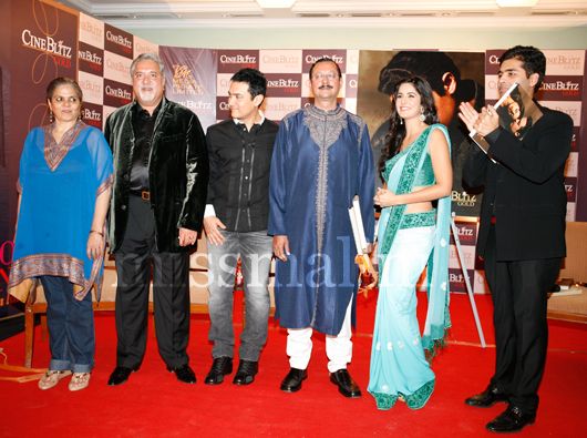 Nishi Prem (Editor CineBlitz) Dr. Vijay Mallaya-Chairman-UB-Group-Aamari-Khan-Arun-Dutt-Katrina-Kaif-Karan-Johar-@-launch-of-Cine-Blitz-Coffee-book-Love-Longing-in-Hindi-Cinem