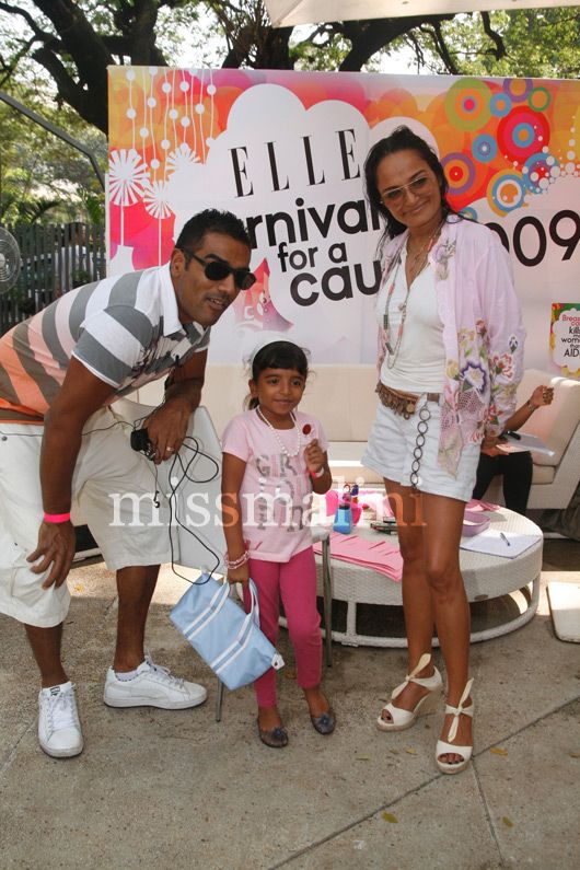 Ravi Kishen and Bandana Tiwari with their daughter