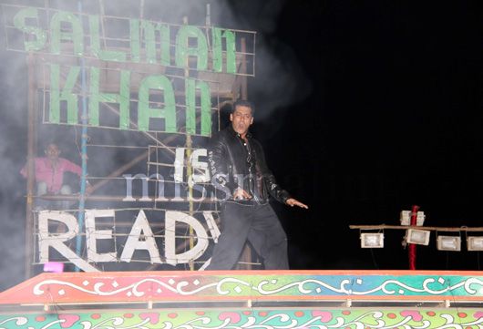 Salman Khan performing atop the 'Ready' bus