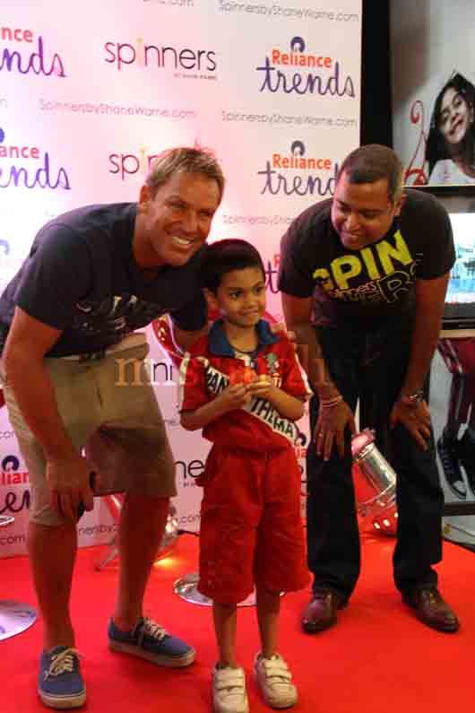 Shane Warne with a young fan and Arun Sirdeshmukh, Chief Executive of Reliance Trends