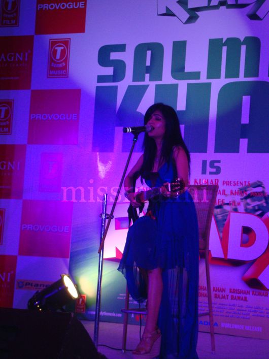 Shibani Kashyap performs on stage