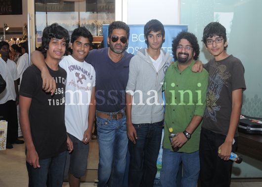 Suneil shetty with the band of boys who performed at Araaish