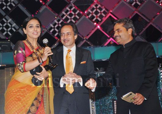 Vidya Balan accepts the award of behalf of Amitabh Bachchan