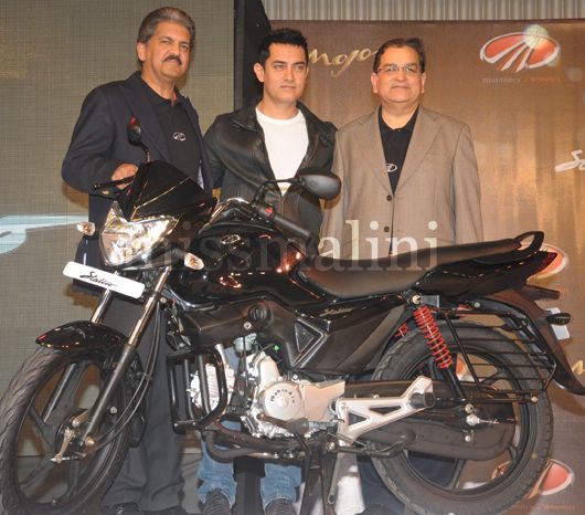 (from-left)-M&M-Group-Vice-Chairman-&-Managing-Director,-Mr.-Anand-Mahindra_-Bollywood-Actor,-Aamir-Khan_-President-Mahindra-2-Wheelers,-Mr.-Anoop-Mathur-unveiling-the-Stalio-(Pictured)-and-Mojo Aamir Khan