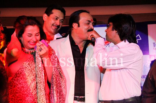Salma Agha, Vijay, Phool Singh and Dilip Sen share a moment