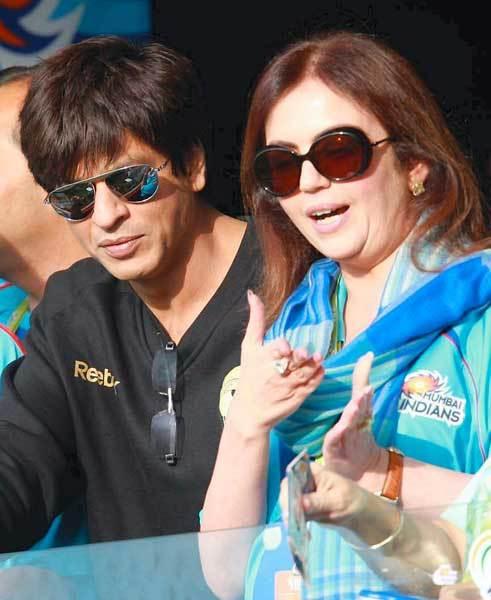 Shahrukh Khan with Neeta Ambani (photo courtesy dhingana.com)