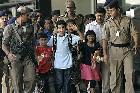 Slumdog kids return to Mumbai