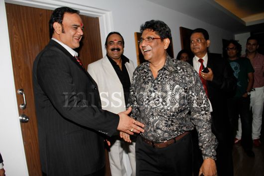 Vivek Shrivastav of Sahara Star shares a moment with host Phool Singh and veteran singer Anwar