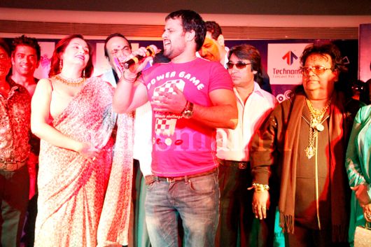 Young Mudasir Ali entralls while Vinit Kakkar, Salma Agha, host Phool Singh, Dilip Sen and Bappi Da look on