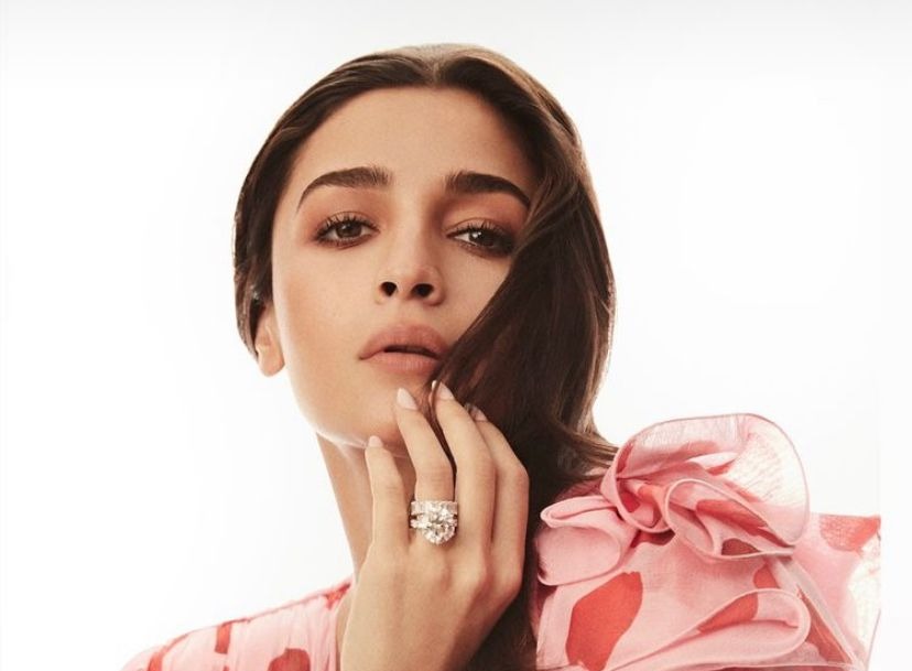 Alia Bhatt Flaunts Her Engagement Ring And Looks Cute As A Button On The First Episode Of Koffee With Karan
