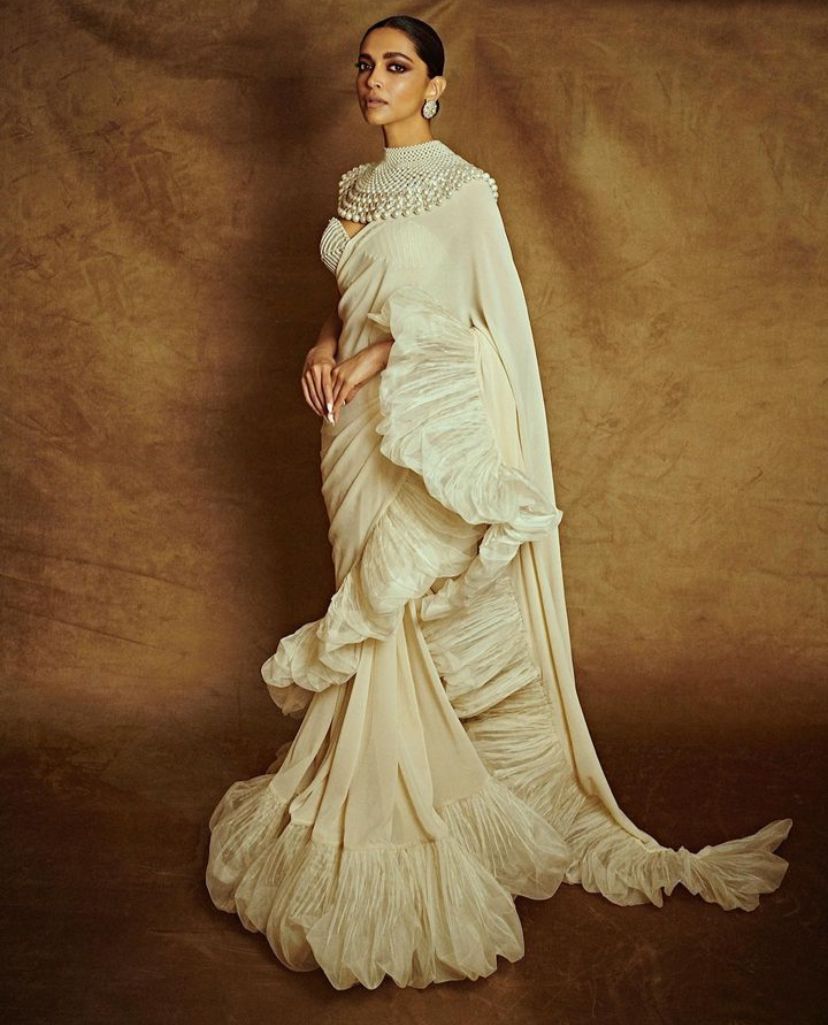 Kiara Advani looks beautiful in a white transparent sari, friends will be  uncontrollable after seeing the blouse cut - informalnewz