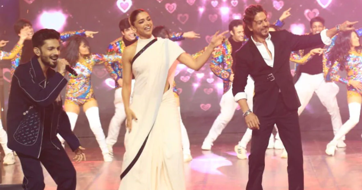Shah Rukh Khan, Deepika Padukone Dance To &#8216;Chaleya&#8217; As Anirudh Ravichander Sings Live